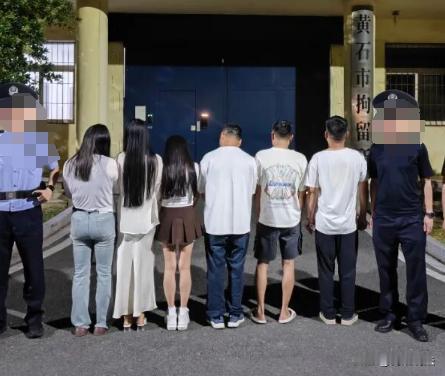 湖北黄石，在KTV的包厢里，一群男女正在沉醉，男子互相都搂着几个大长腿美女，正在