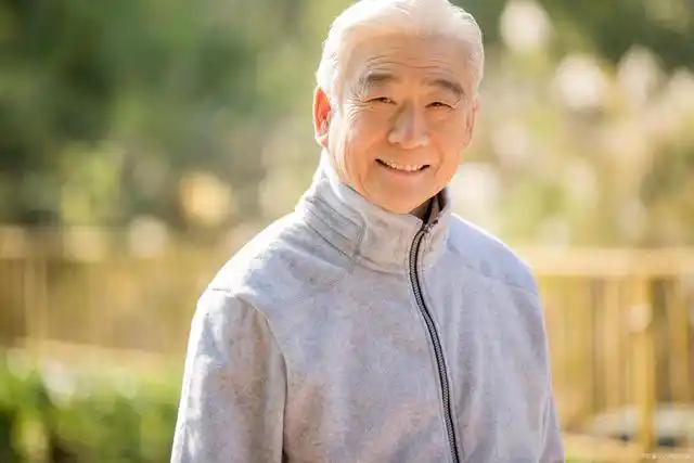 我的父母都健在，七十多岁的人了。让我感觉有压力，怕照顾不好他们。我希望他们能活到