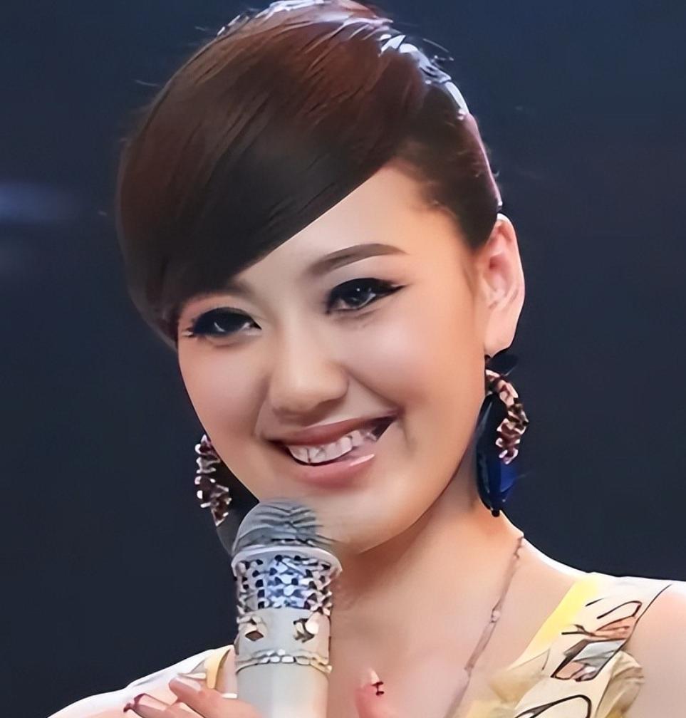 她到底惹了谁？一个主持人，被“陪睡上位”“央视开除”“私生活混乱”这几顶帽子扣了
