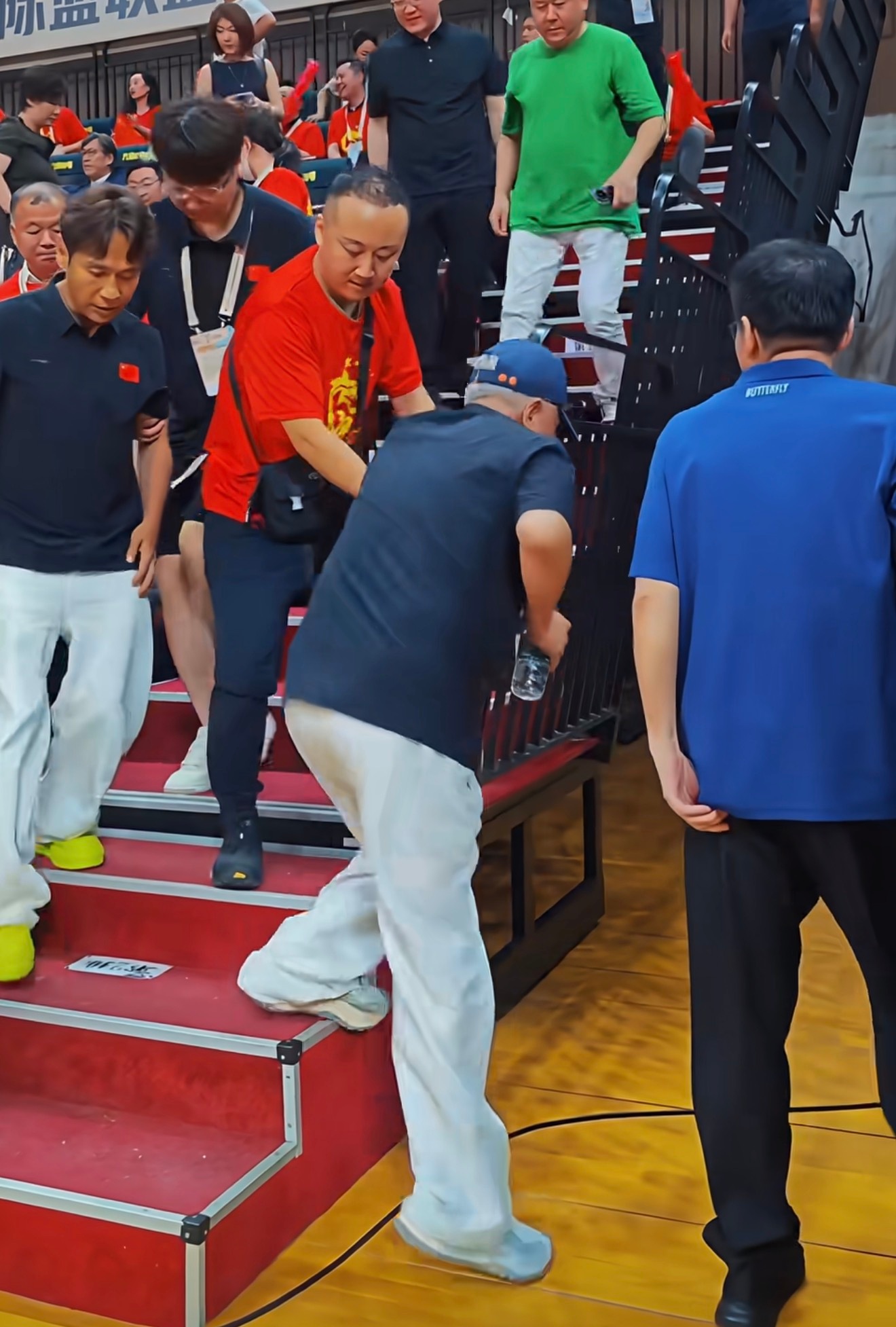 近日68岁赵本山携爱徒宋小宝，现身观看中国男篮比赛。啤酒肚严重，下楼梯似乎需要人