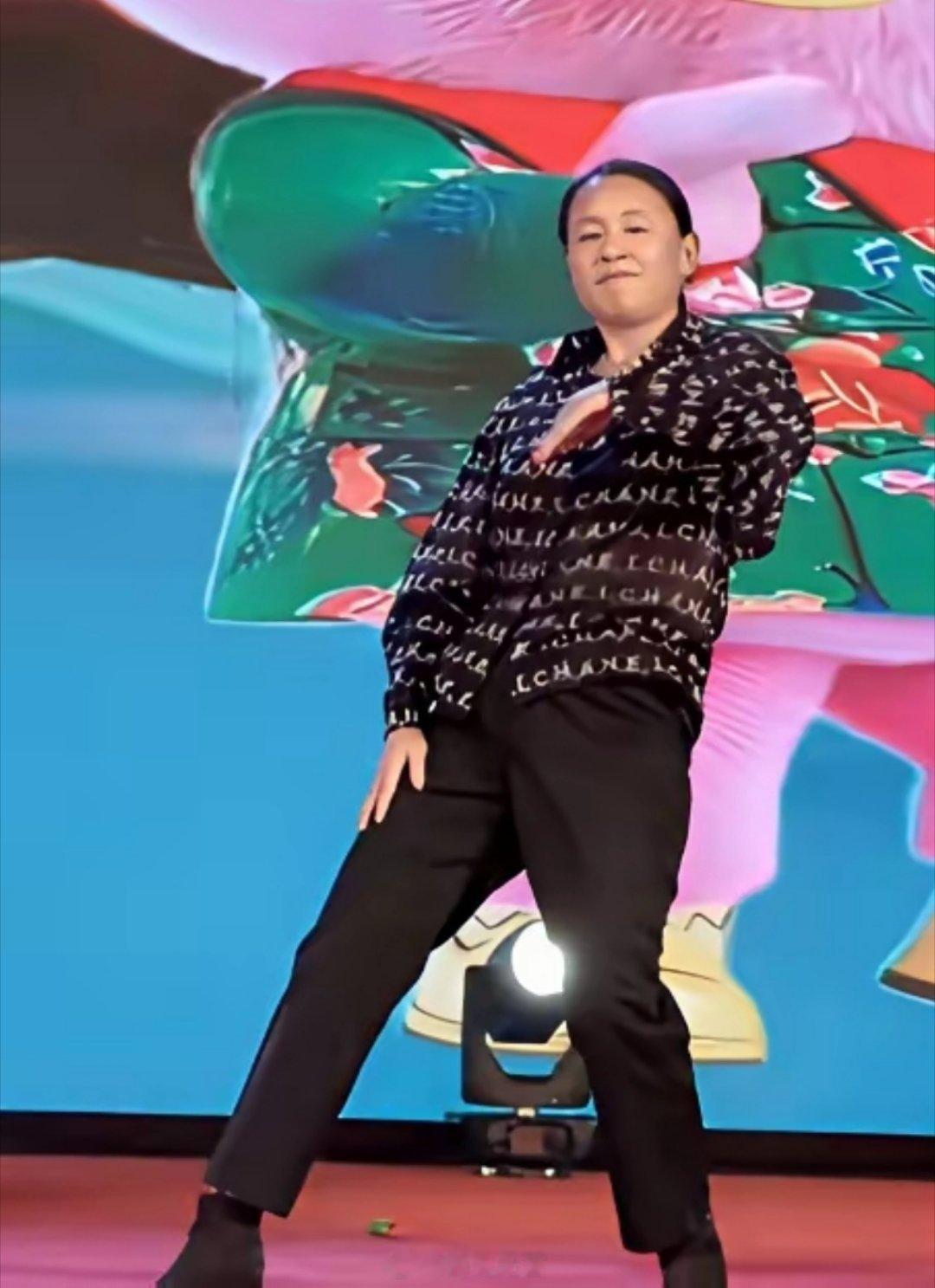 哇唧唧哇老板也出来年会表演了，龙丹妮这真是拼了。感觉这个公司，在娱乐圈没啥存在感