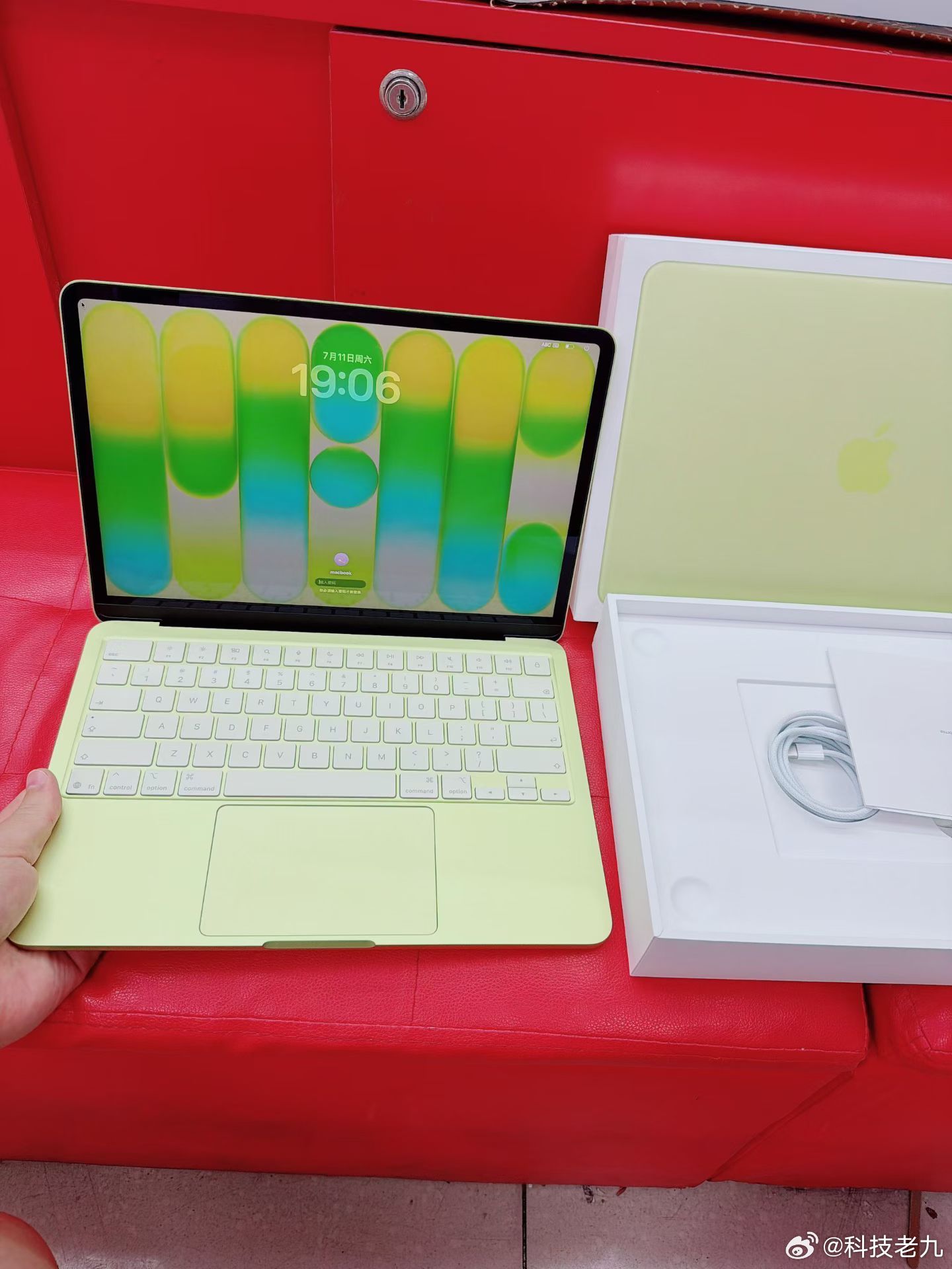 苹果最新款的笔记本电脑Macbook Neo 米黄色13寸8+256G，仅充电1