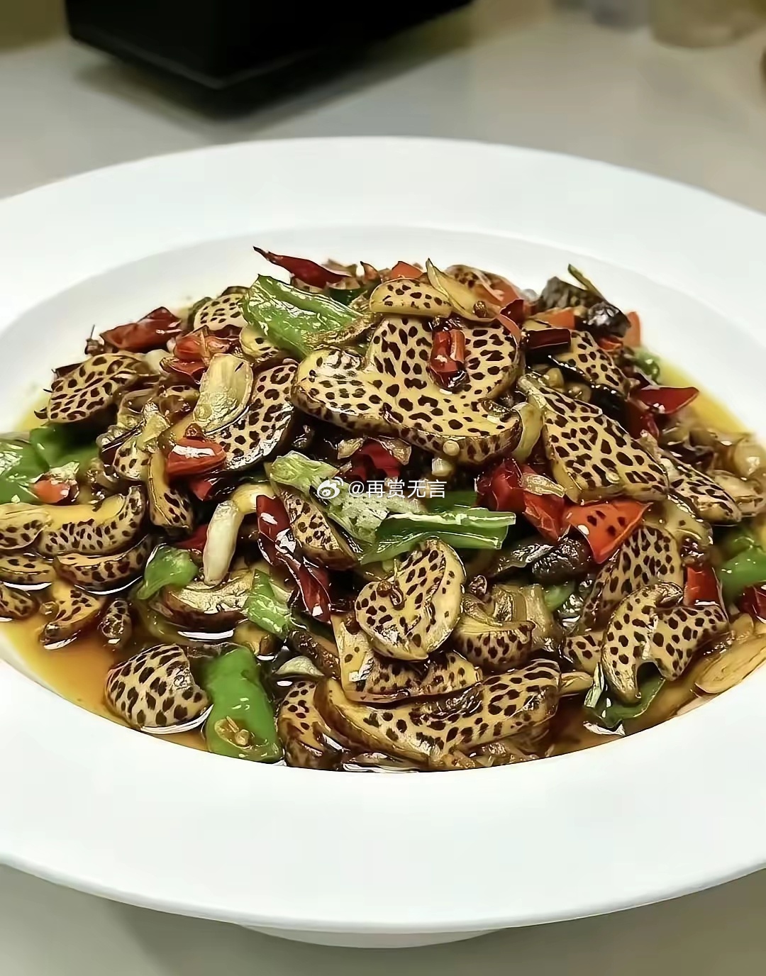 蘑菇都赶时髦，还豹纹的。云南人吃的真丰盛。 