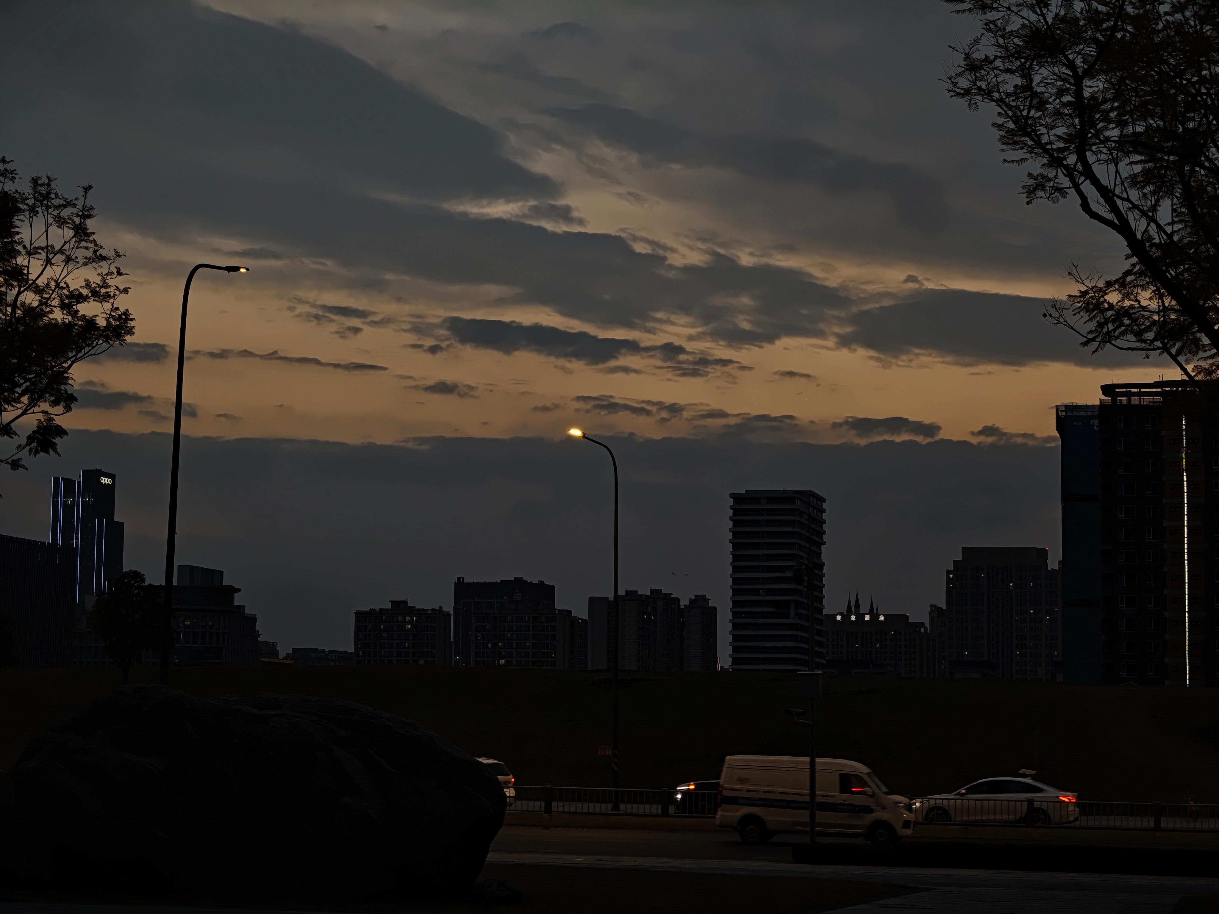 人一定要热爱些什么，才不至于被这无趣的生活吞没。我们的肉身只需要很少的粮食就能活