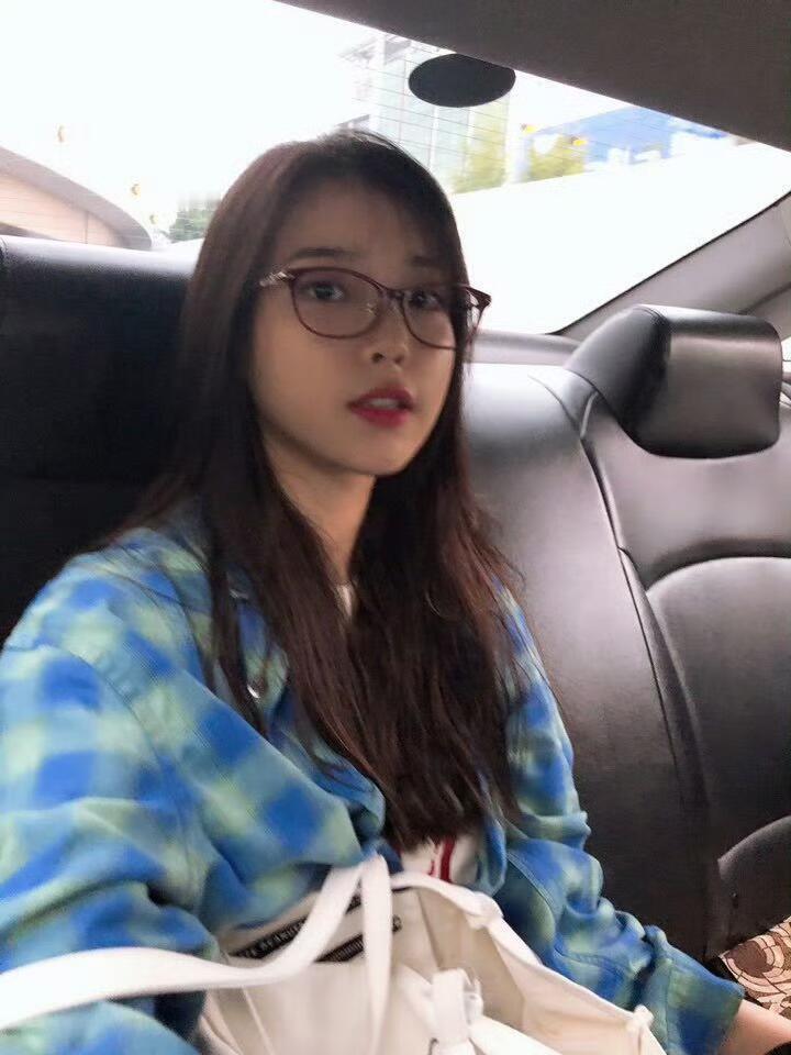 穿搭基础脸就不基础 iu衣柜里到底有多少格子衬衫 