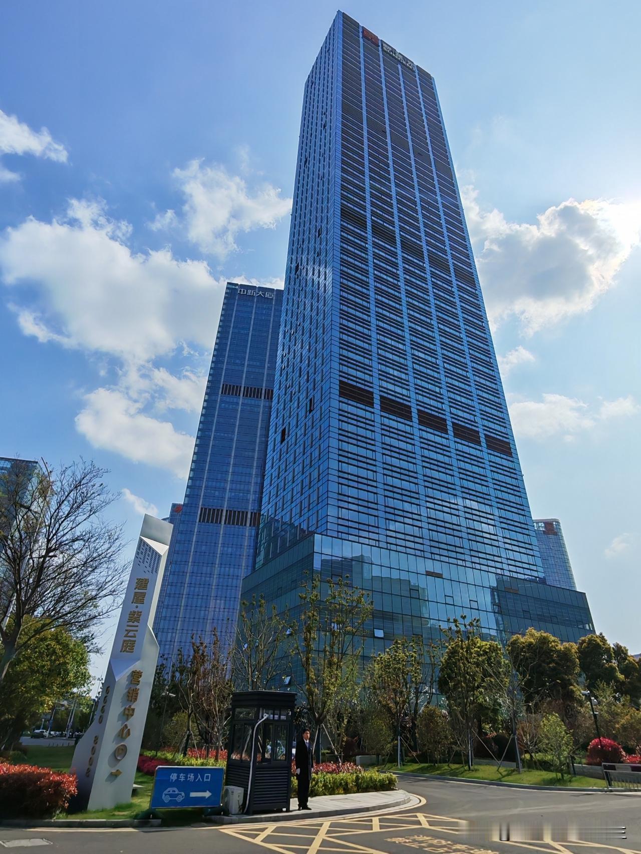 这里是苏州工业园区月亮湾路与崇文路交汇处的建屋·紫云庭，坐拥一线独墅湖景观资源 