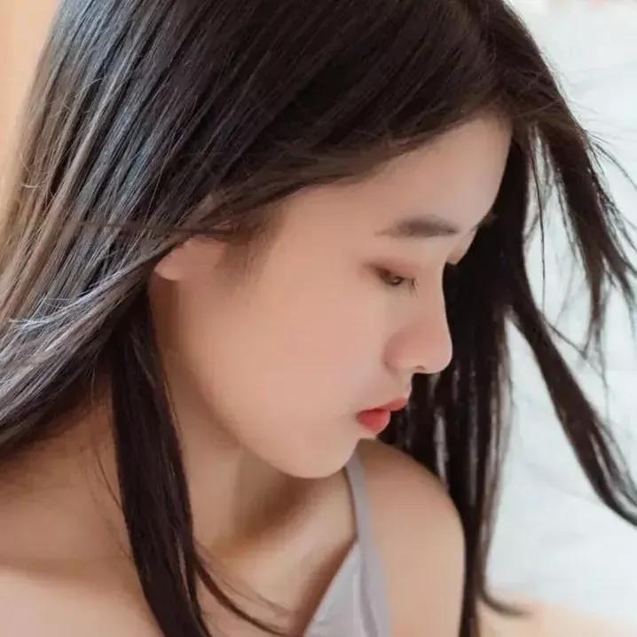 轻抚发梢，心绪随风。晚风轻扬 温柔发丝写真 晚风拂柳枝 晚风动轻 轻漾发丝 凉风