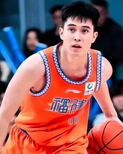 随着中国男篮进入新老交替期，谁能接过后卫线的大旗成为焦点。北控队后卫廖三宁，无疑