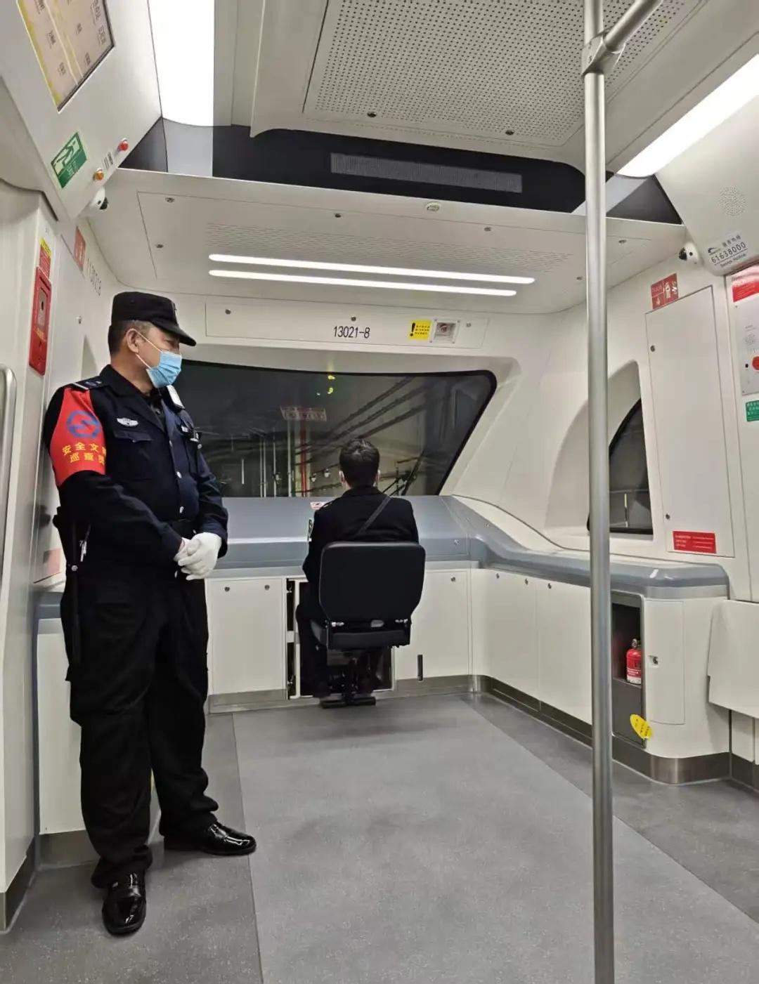 成都地铁13号线实行无人驾驶被多人围观
呼吁大家理性，勿干扰交通。成都 上下班高