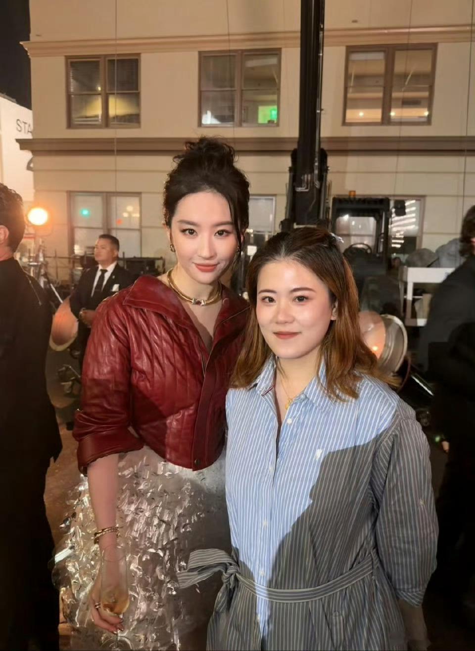 路人分享和刘亦菲合照，评论区全在说刘亦菲脸太小了，状态真的好[威武]。有的网友总