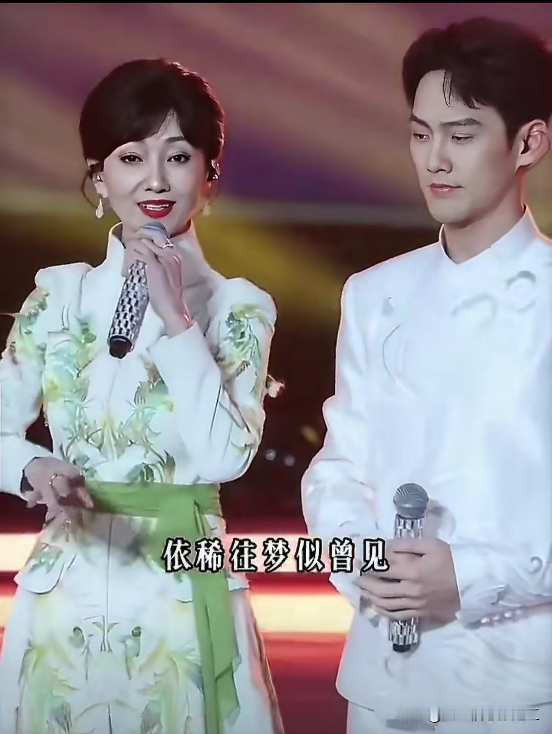 谁看得出来这是72岁的赵雅芝和她快40岁的儿子黄恺杰！