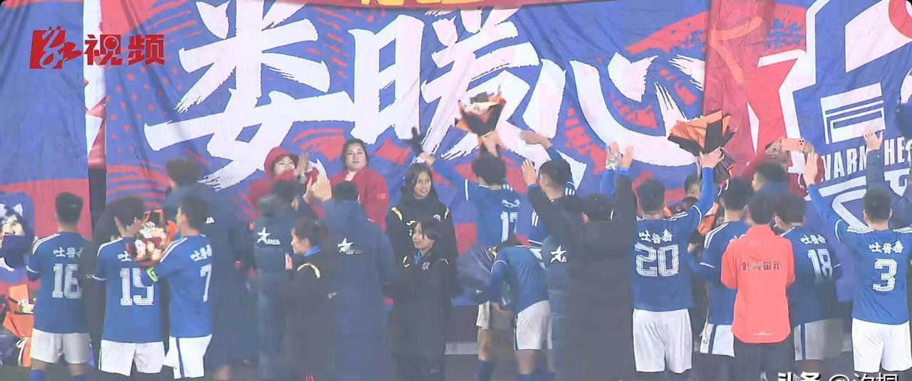 一场友谊赛，门将却扑出三个必进球——你以为这是演戏？
上半场吐鲁番队前锋三次直面