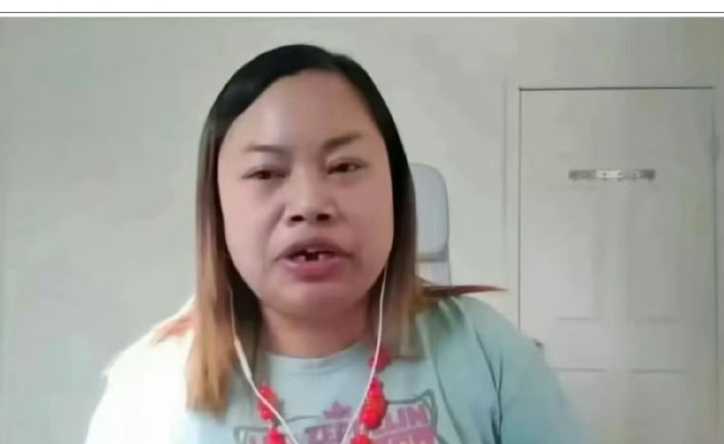 她精心调整手机位置，反复寻找最佳拍摄角度，“咔嚓”一声，一张满意的自拍诞生了，立