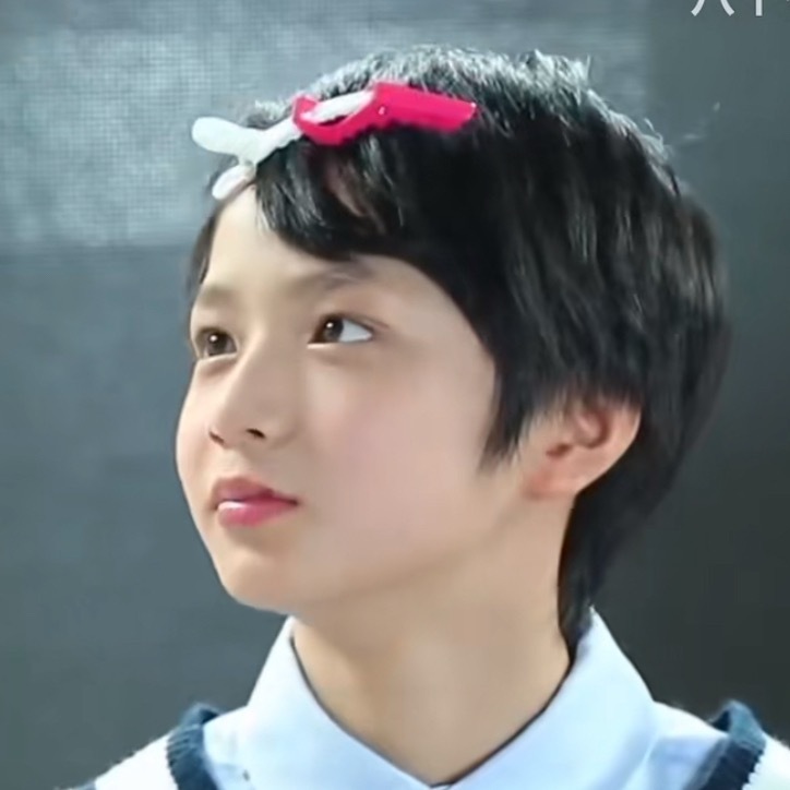 卧槽 突然发现 刘耀文从小到大 连上火长泡都是同一个地方啊 