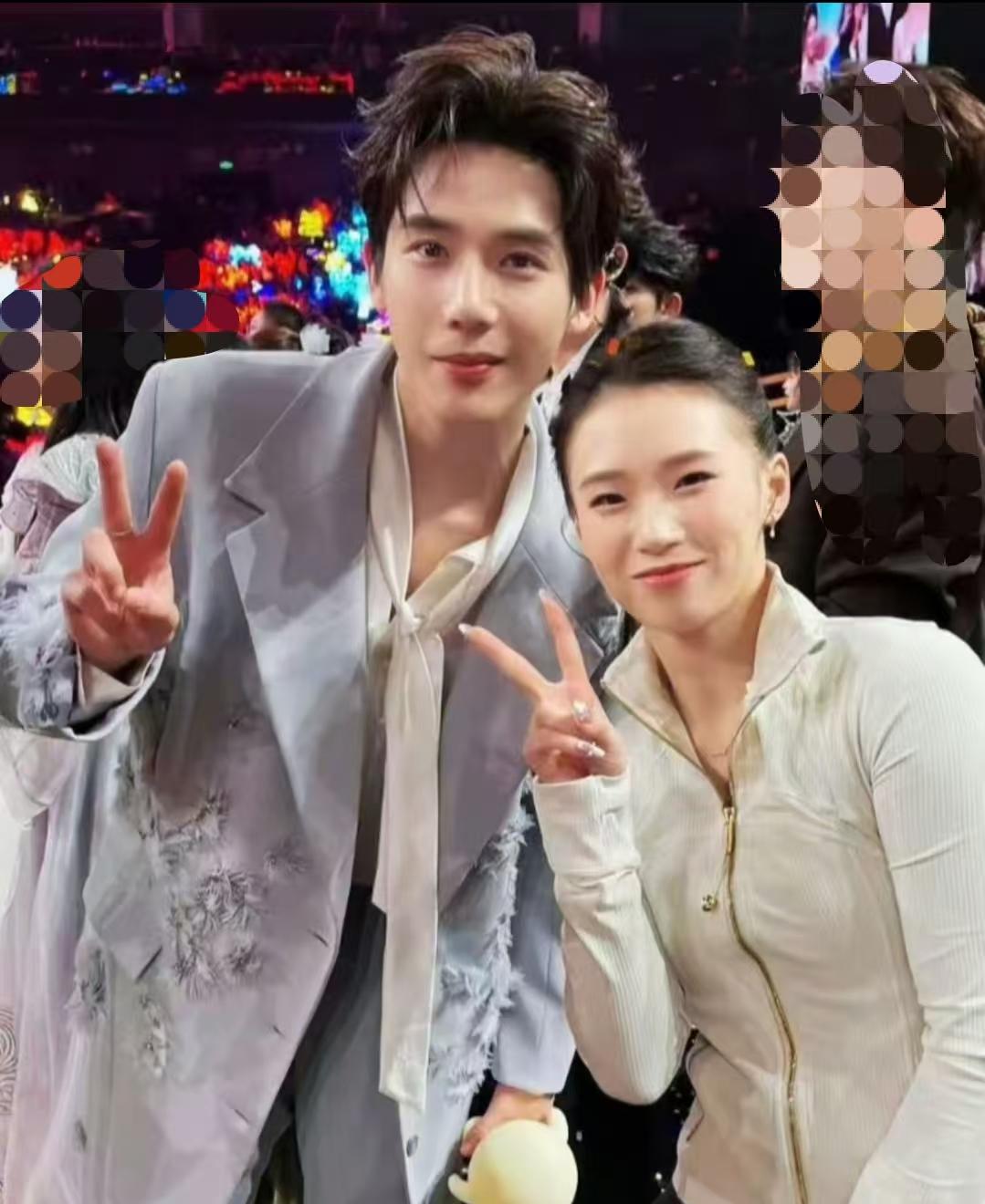 2026年东方卫视跨年晚会临近尾声时，跳水奥运冠军陈芋汐在主持人曹可凡的引导下，