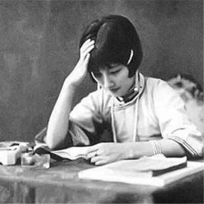1929年，徐志摩从青楼回到家，抱着妻子陆小曼坏笑道："她们一个个风情万种，但在