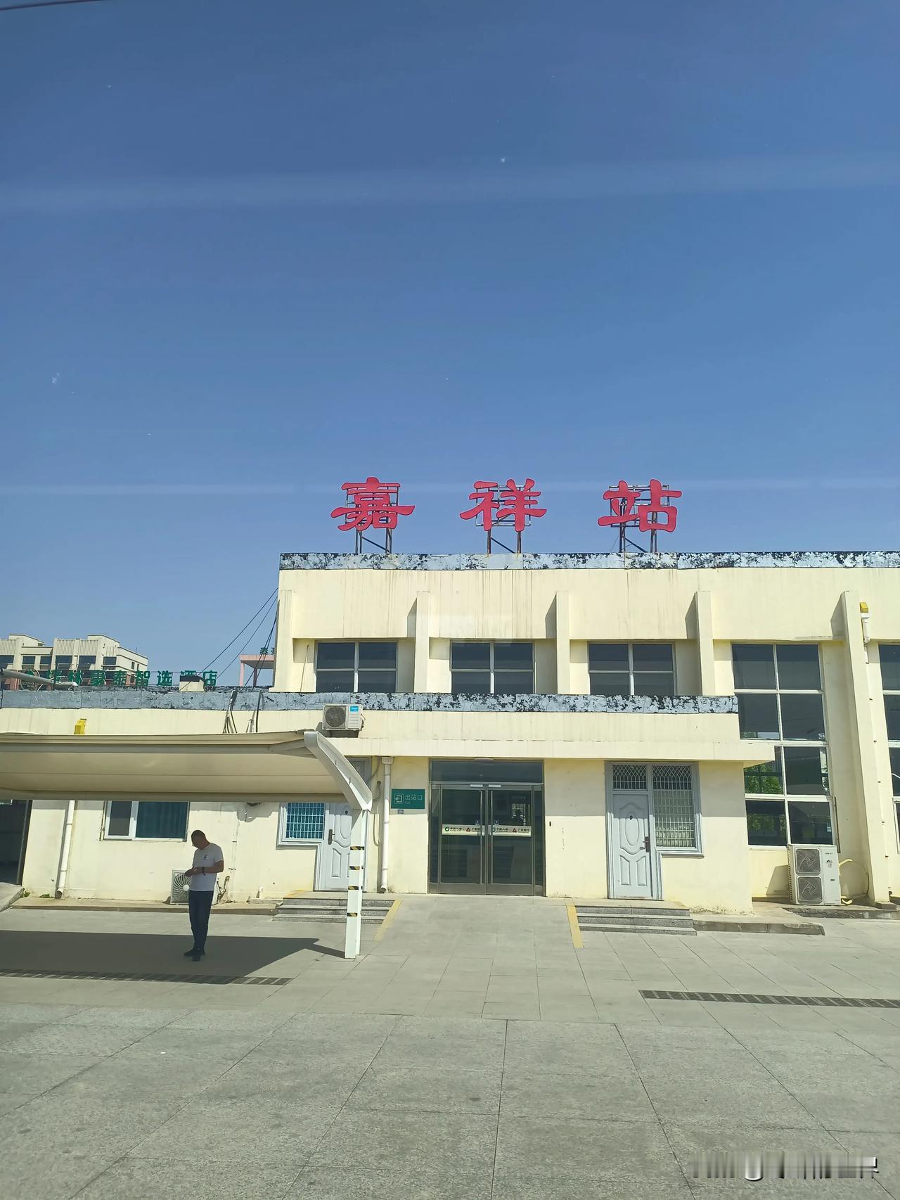 旅行～～
路过，山东嘉祥站。
又见麦田，麦苗开始抽穗了。
