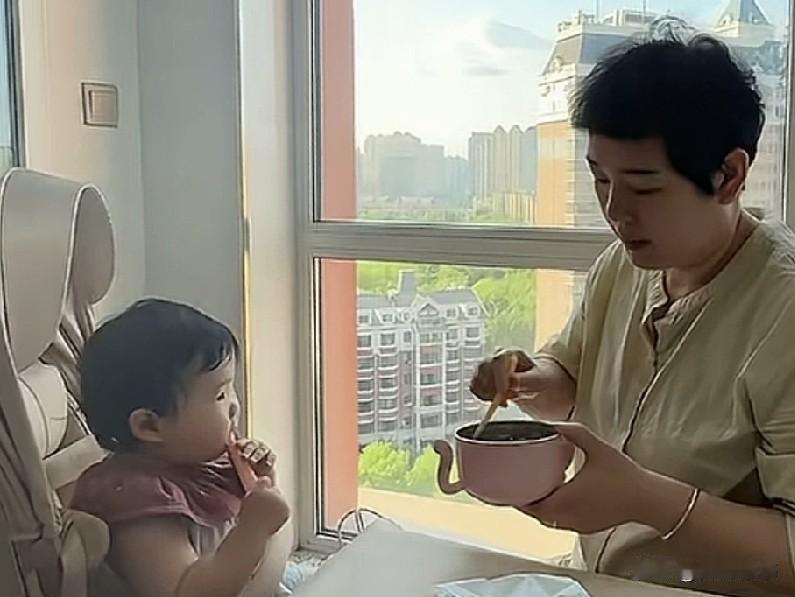 很多人问我，婆媳怎样才能处好。
其实婆媳，本来就是两个陌生人，因为一个儿子，走到