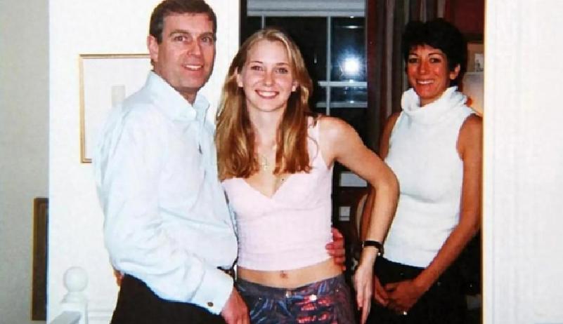 快讯！快讯！。
 
英国王室突然宣布了撤销安德鲁的军事头衔与王室赞助，停止其公共