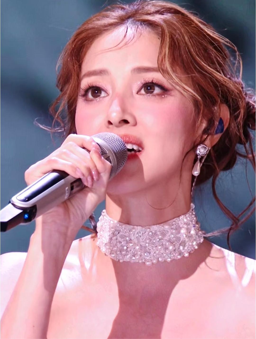 我可以接受陈凯琳30出头了

我也可以接受她是三个男孩的妈妈了

但是我真的不能