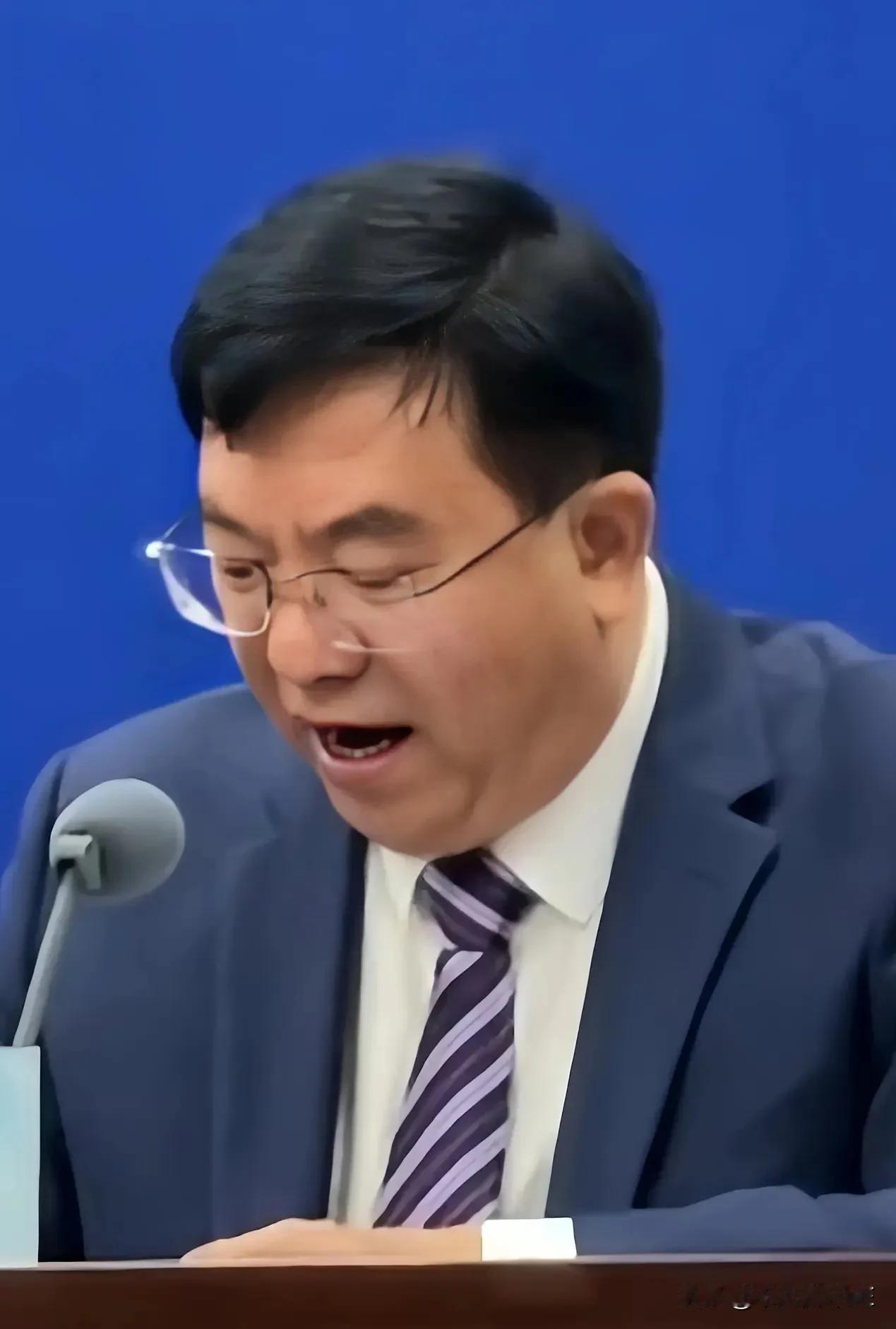 近日，河南省政府决定发放两亿消费券，旨在刺激消费市场活力。然而，这一举措在网络上