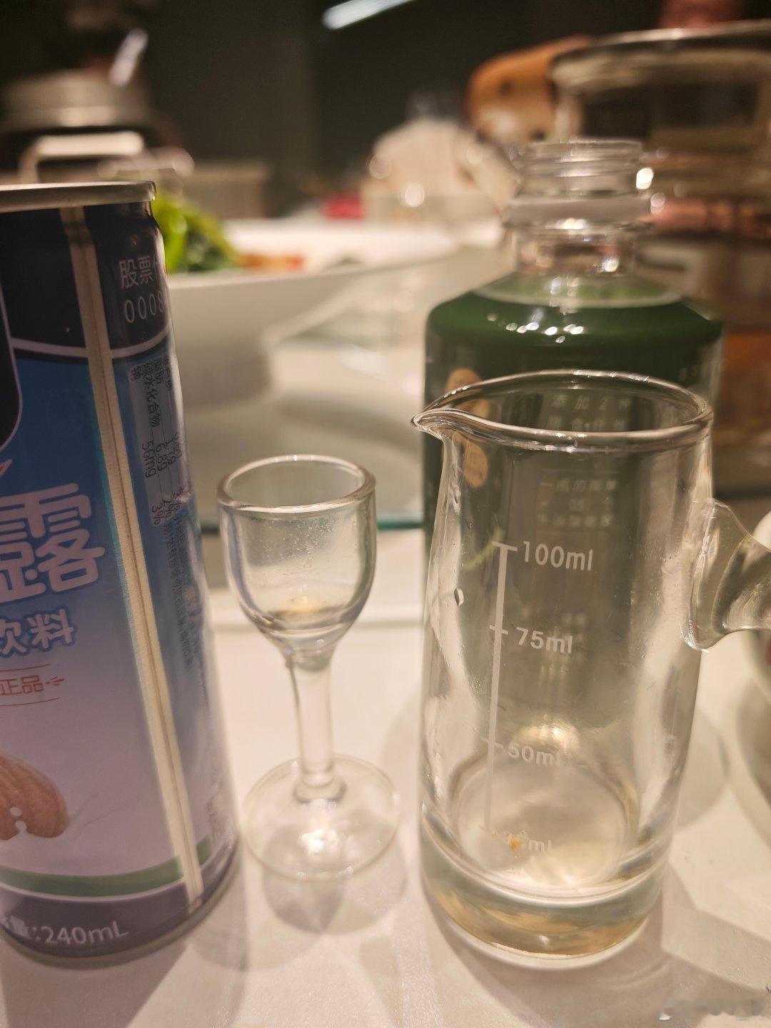 昨日席间的叔叔阿姨给母亲发来微信，说太喜欢我，今日定要请我吃饭践行。盛情难却，便