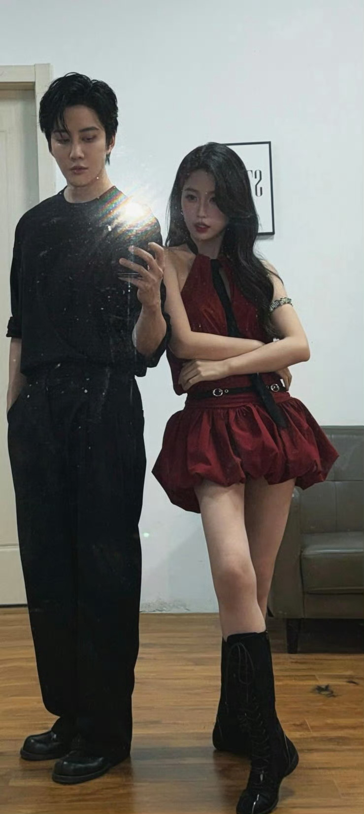 Mike更新了和虞书欣的对镜拍，虞书欣腿好长