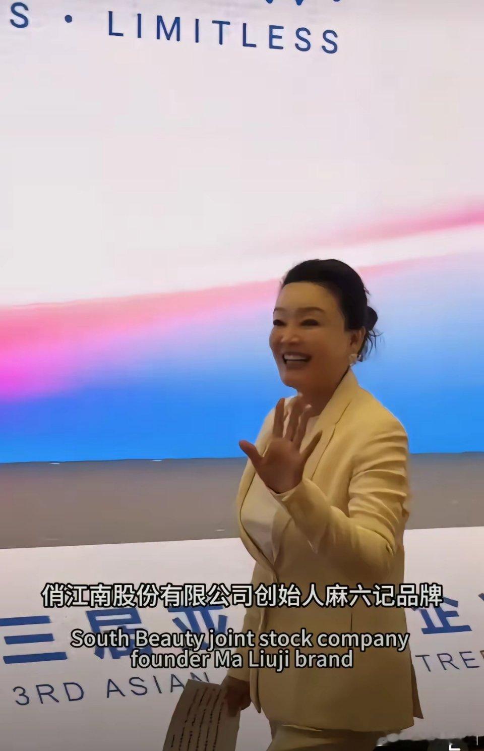 67岁的张兰女士，还在打拼的路上！眼看直播事业被阻扰无法正常工作后，张兰另辟蹊径