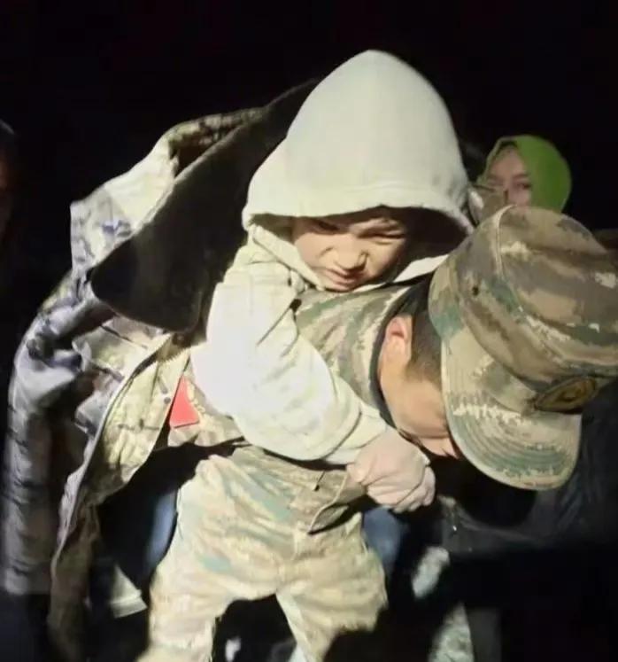 甘肃省第一支专业心理救援队抵达积石山震区，开展心理疏导救援工作。这支队伍由16人