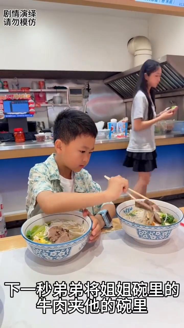 弟弟去夹姐姐碗里的牛肉，下一秒他的做法真的太感人了。
姐姐做了两碗牛肉面，下一秒