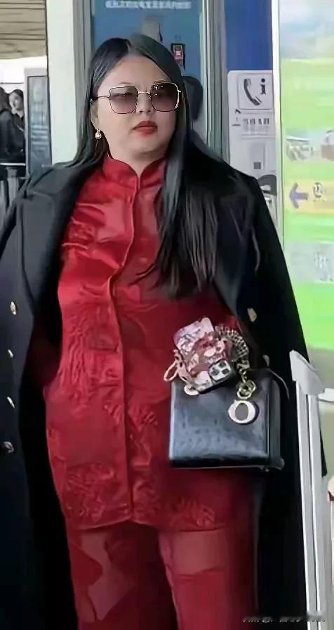 这叫做富态，穷人根本理解不了。
有钱人李湘的肥胖叫富态，
而穷人发福那叫做肥佬或