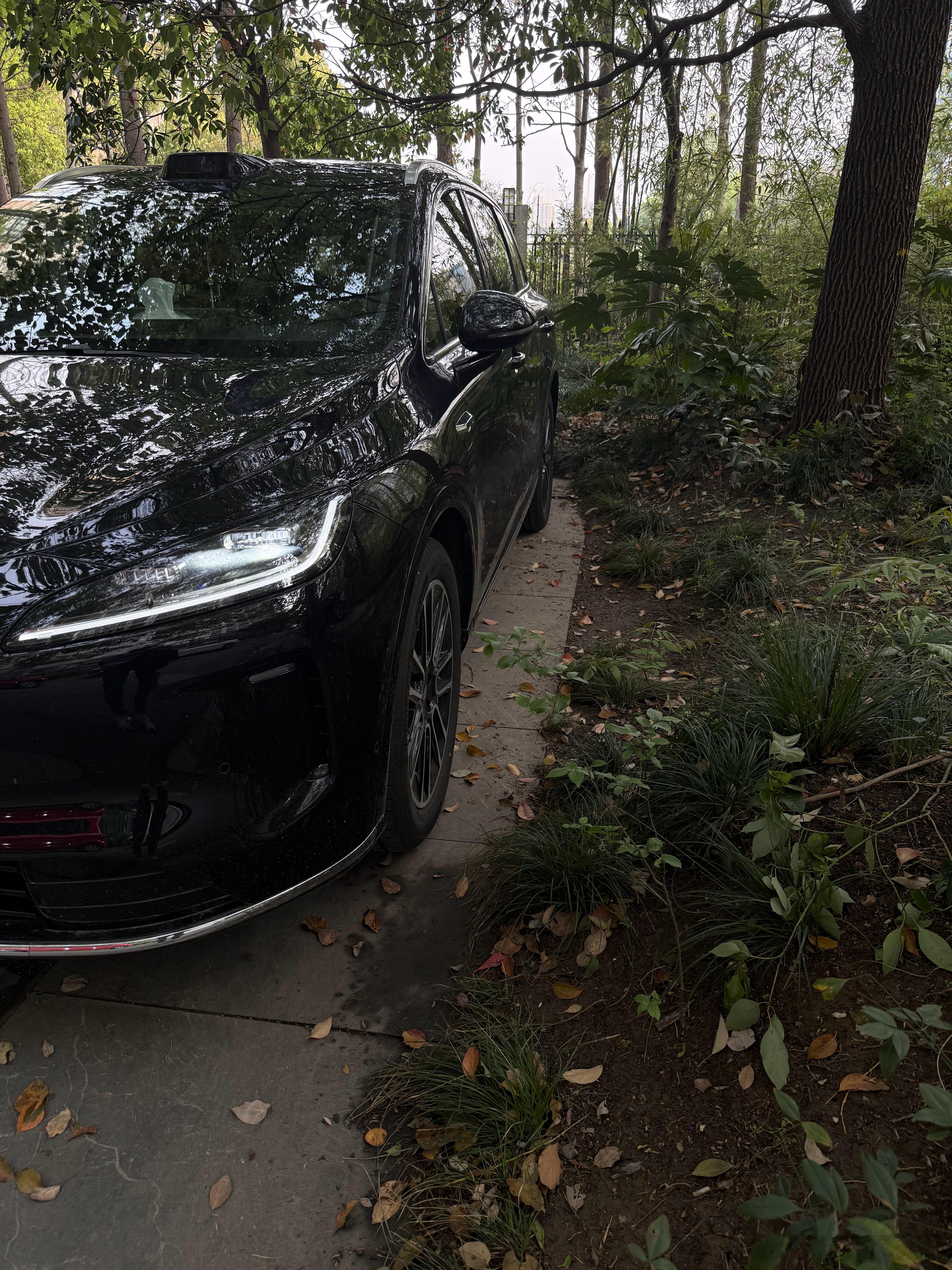 我停车有个习惯，尽量离相邻的车位远一点，越远越好，给别人空间就是给自己空间 尚界