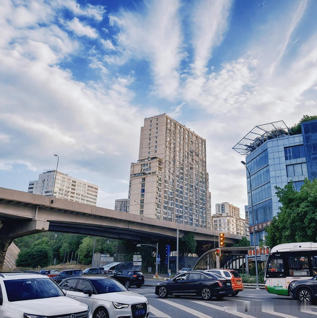 走在城市街道上，看着车流不息、高楼林立的景象，就像走进了一个繁华却又有些冰冷的钢