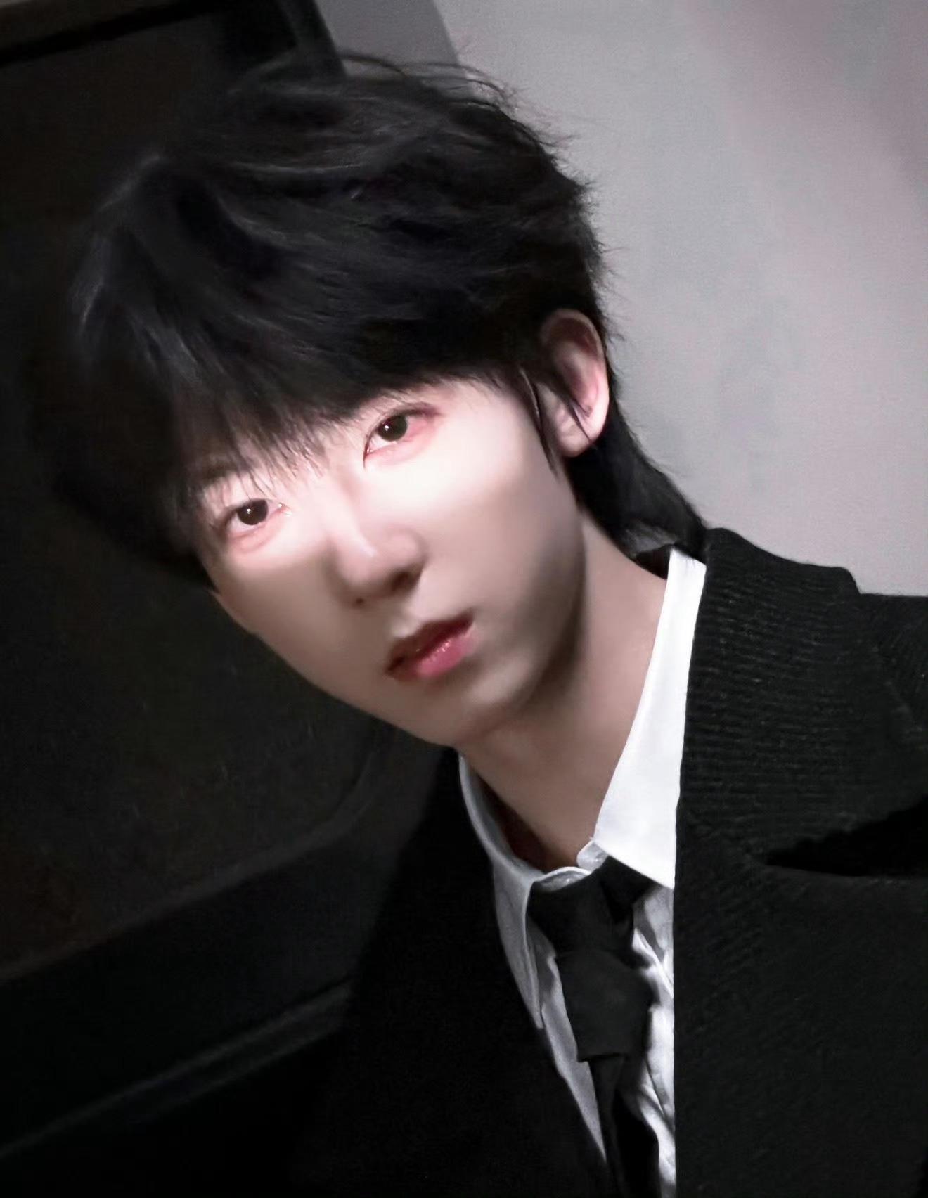 杨博文帽子被挤掉杨博文帽子被私生挤掉心疼杨博文被人群裹挟推挤，随身帽子都没能护住