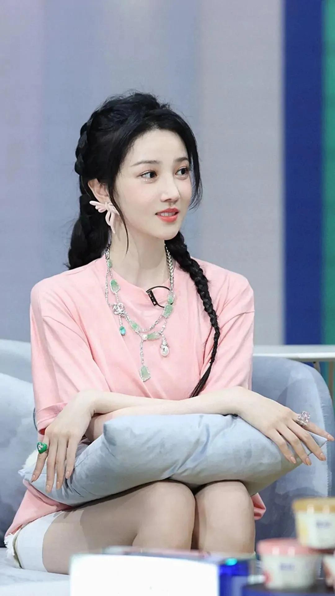 陈小纭是一位备受瞩目的年轻演员，他以其出色的表演技巧和独特的魅力在娱乐圈崭露头角