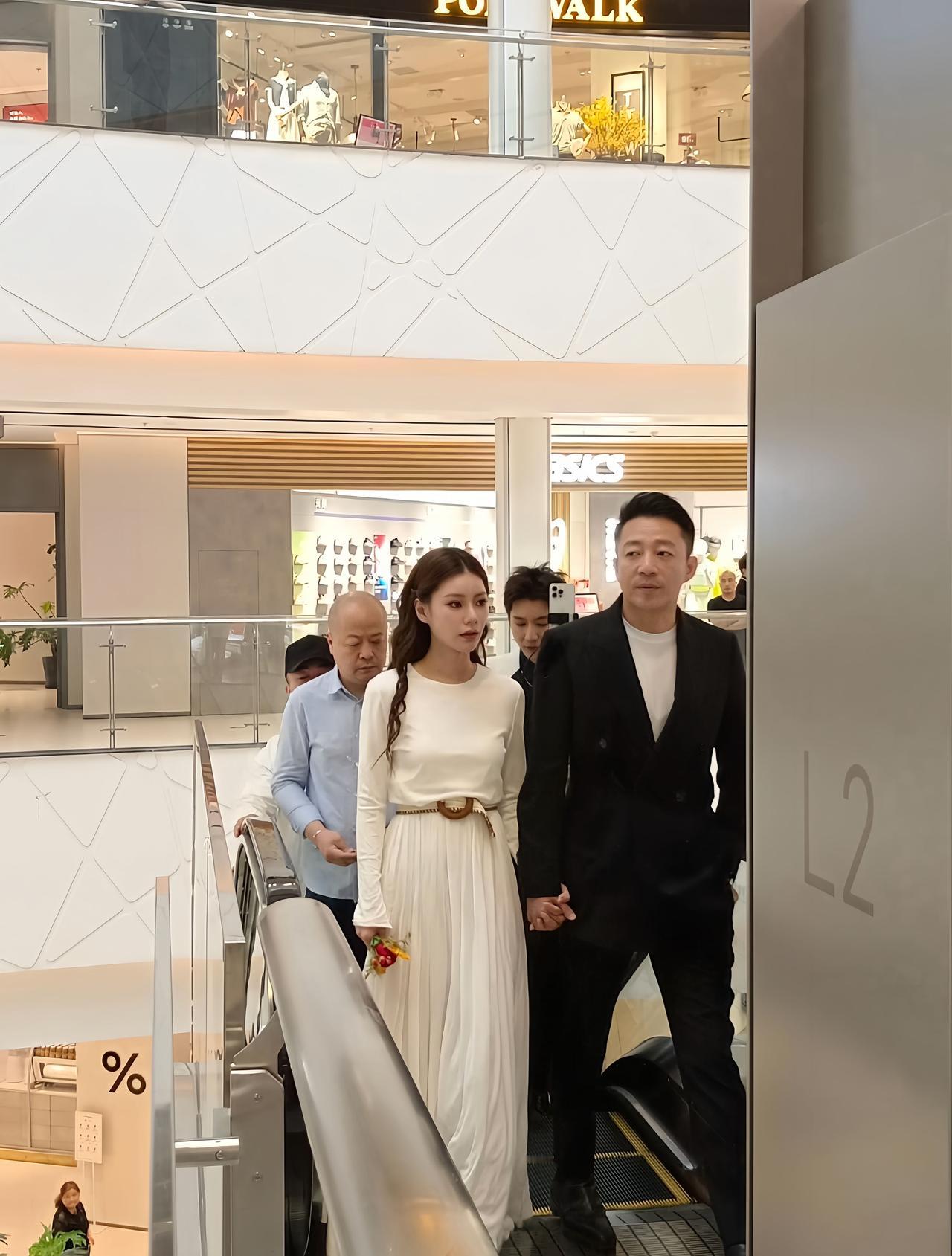 今日，汪小菲携马筱梅现身合肥，参加自家店开业庆典活动。

汪小菲在商场牵着马筱梅