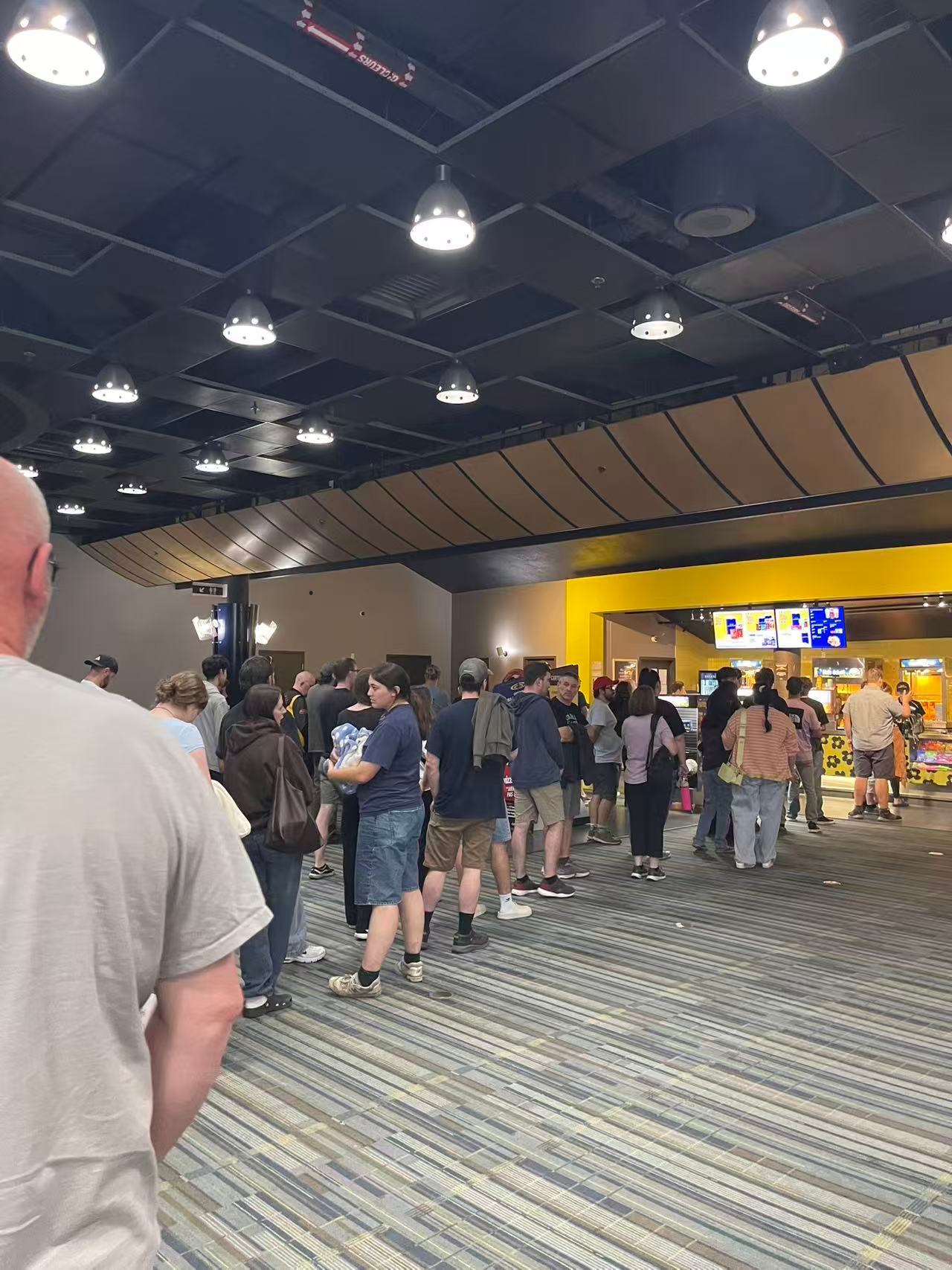 大片《奥德赛》在北美上映火爆。据说有的电影院，在高峰场次推迟放映半个多小时，因为