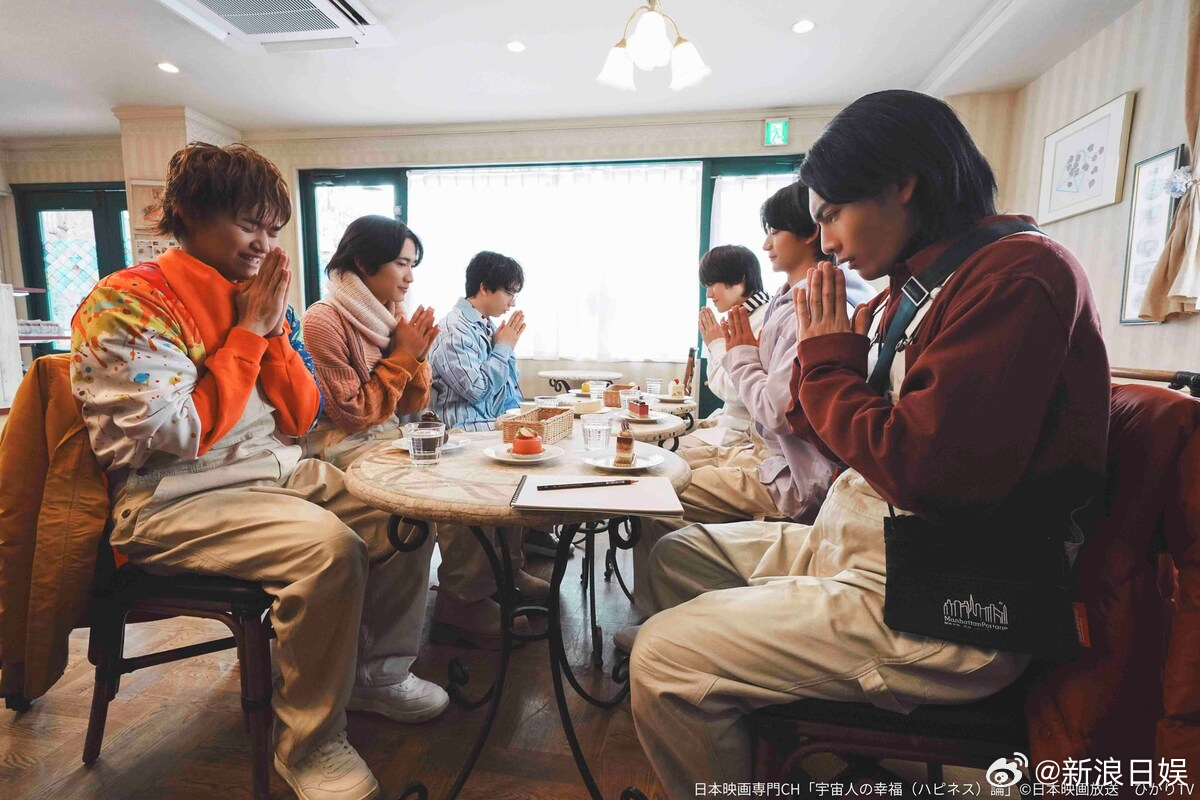 海外影视速递原因在自己主演的剧集《外星人的幸福论》公开海报。本剧将于3月25日起