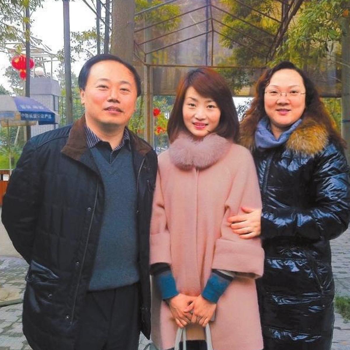 2013年，余旭烈士和家人，一张温馨的合影，地点在四川成都崇州的城郊农家乐，两侧