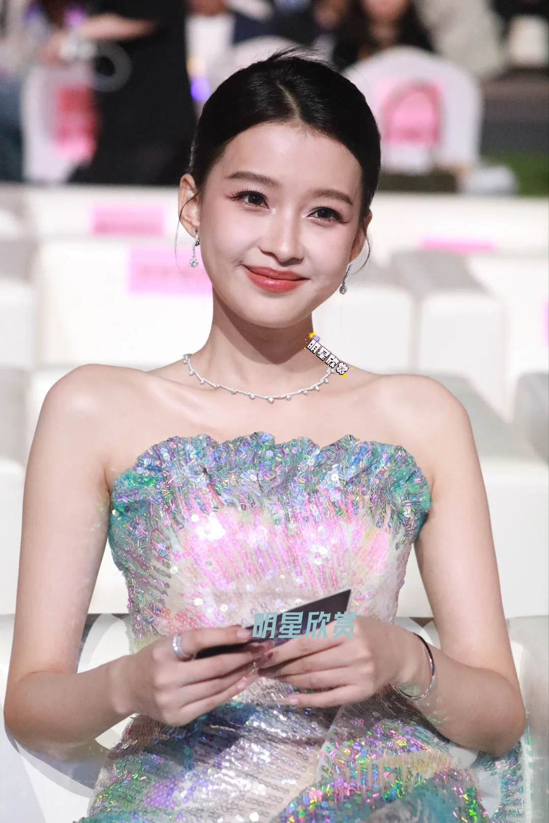 美得发光的少女怡