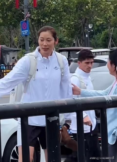 这是路人发布的朱婷消息！
朱婷很低调！反正她回国后的信息，我都是通过一些网友发布