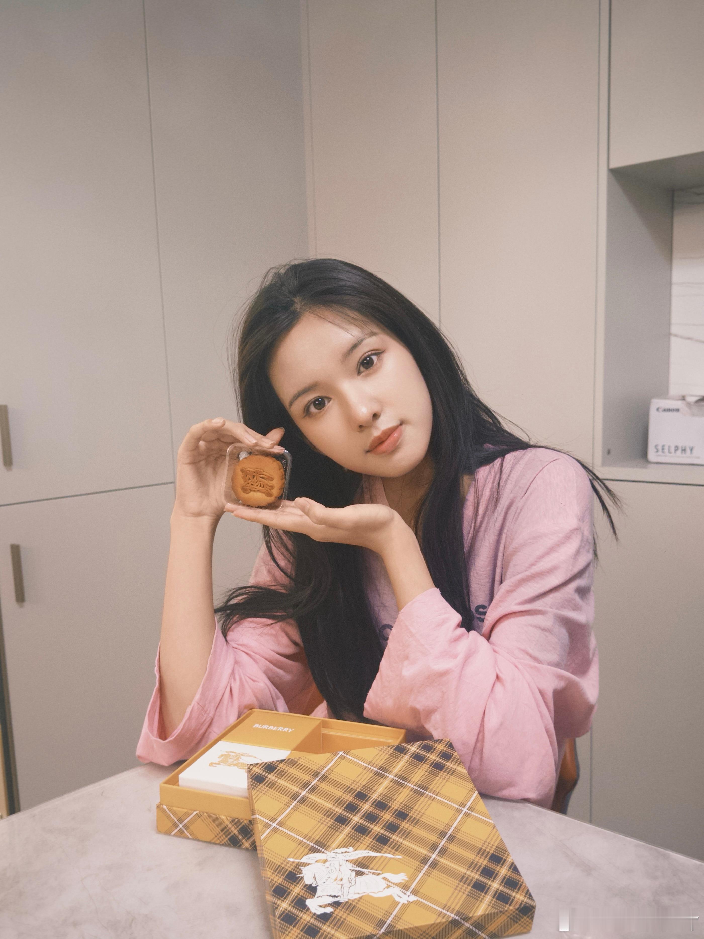 中秋快乐呀🎑大家喜欢吃什么馅儿的🥮呀～与你相钰 一起同框赏月 ​​​