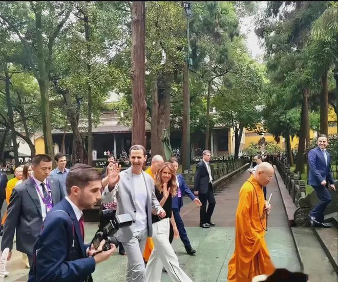 巴沙尔问道灵隐寺，大概是因为灵隐寺门口墙上有“咫尺西天”的说法。地处西亚的叙利亚