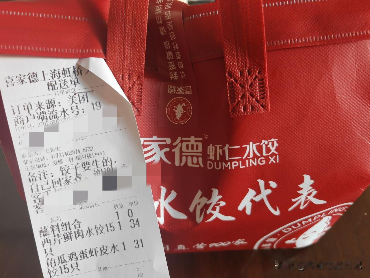 我和孙子的午餐分享～
昨天儿媳上班之前和我说：妈，你不用做宝贝的午饭，他在学校吃