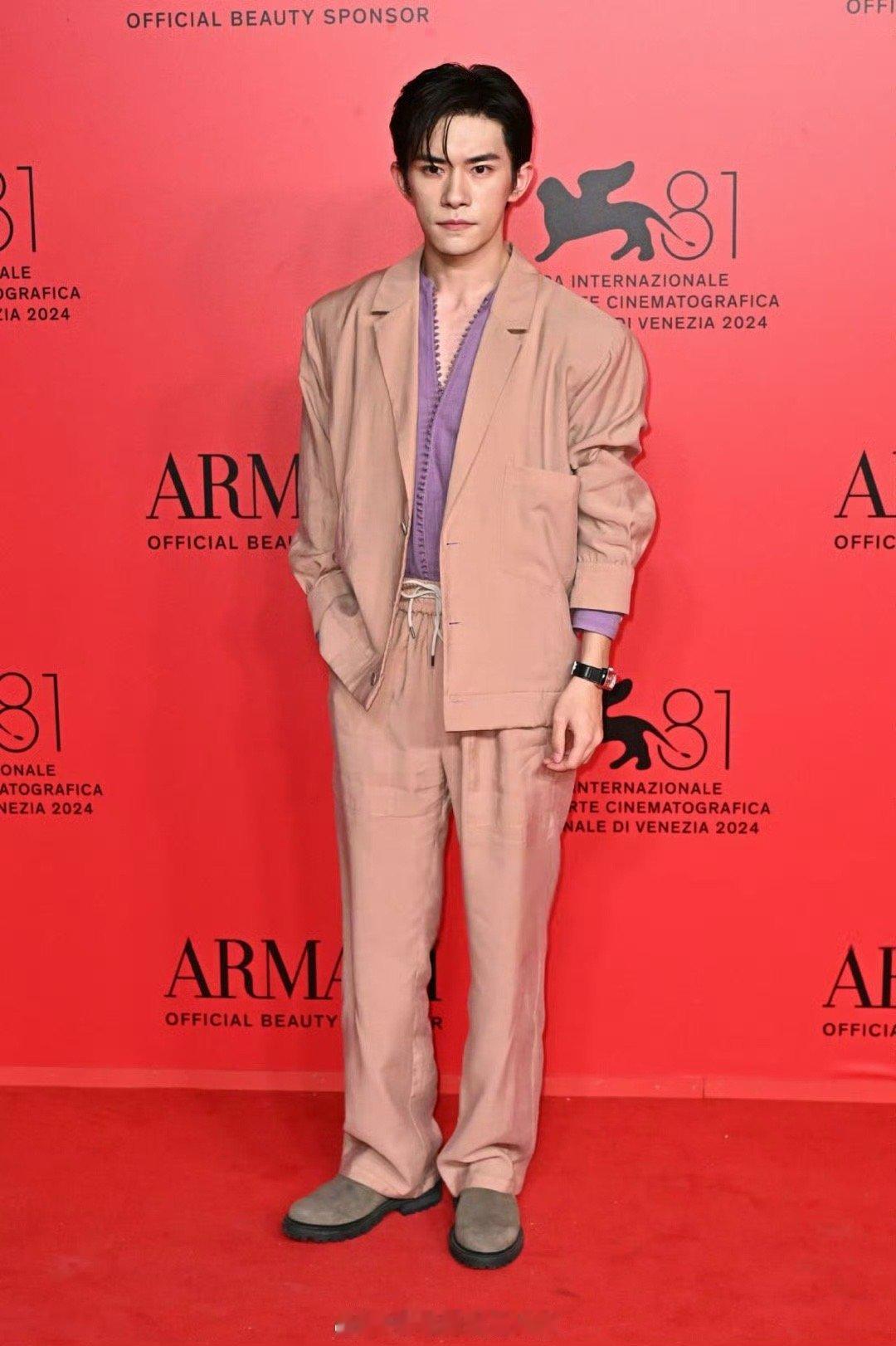 易烊千玺又偷穿叔叔的衣服 ​​​