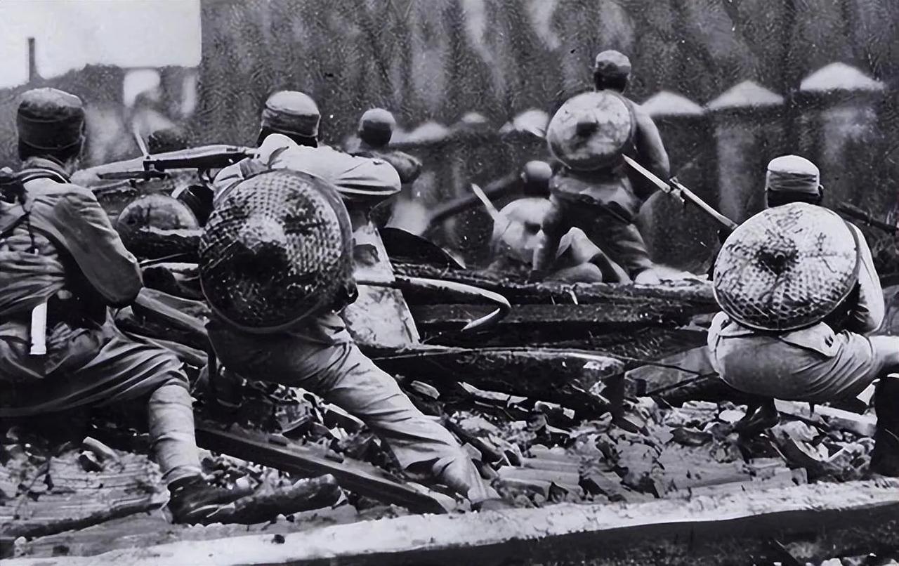 1938年10月8日，正是中秋佳节。中国抗日军民正在举行激烈的武汉会战。当时，由