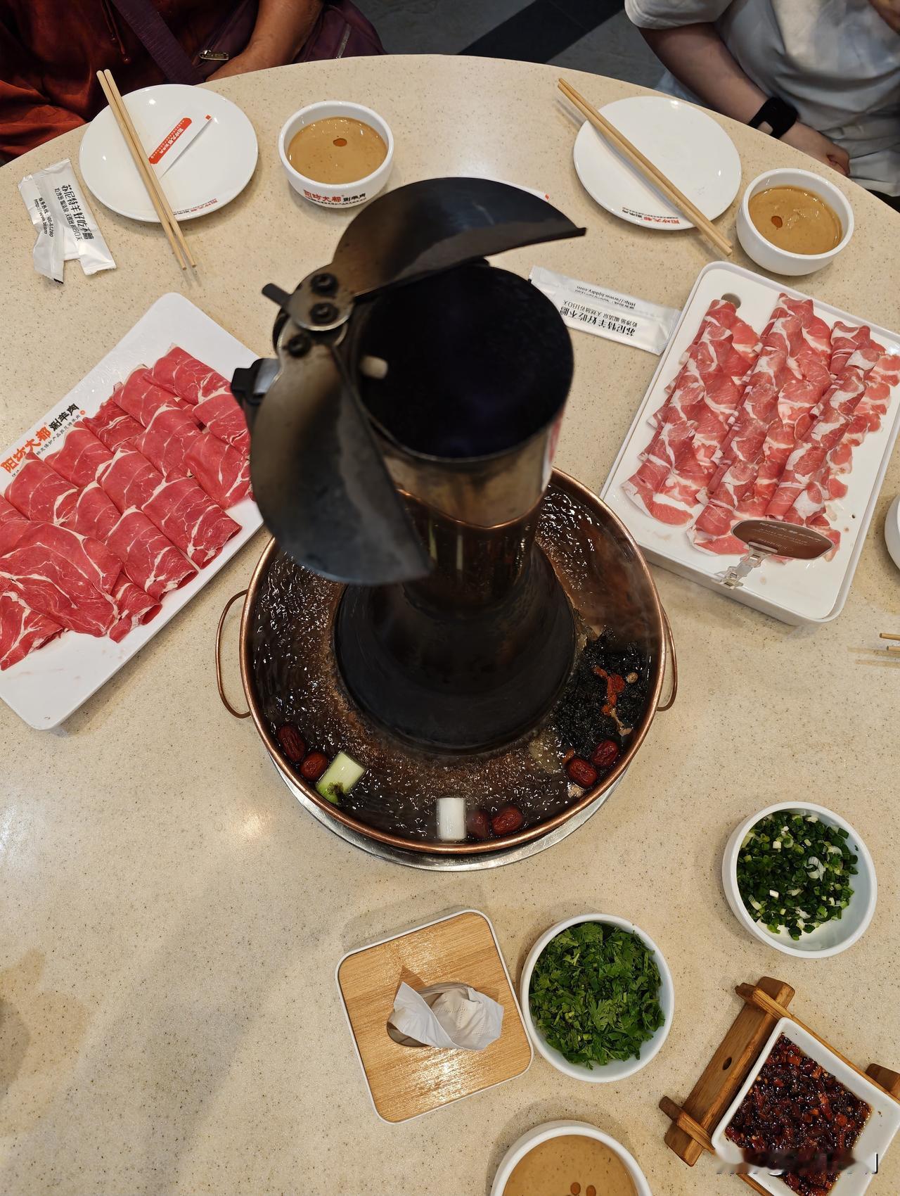 重庆那种火炉天气，当地人还大吃火锅，有点让人佩服。今天带老丈人去吃阳坊涮肉，更是