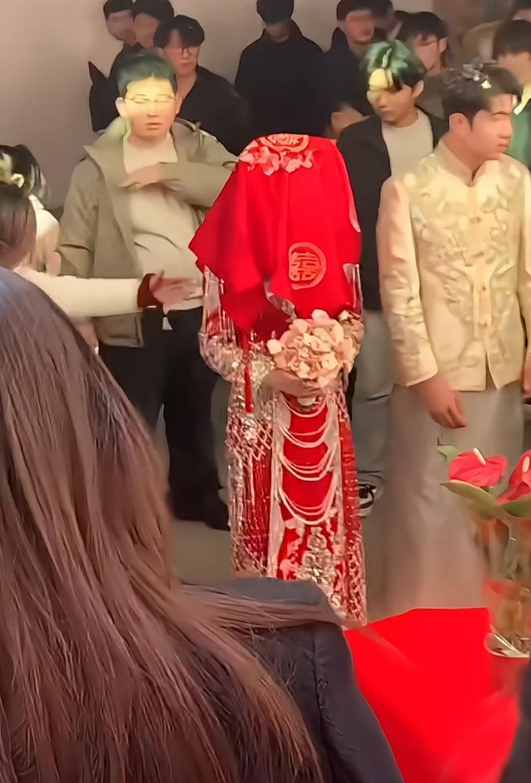 11月29号山东两位新人正在拜堂，新娘子的红盖头突然被人拉掉了，新娘子被吓的不轻