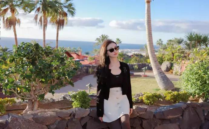 分享娱乐景甜黑衫搭白裙在海边度假 椰林落日氛围感拉满 