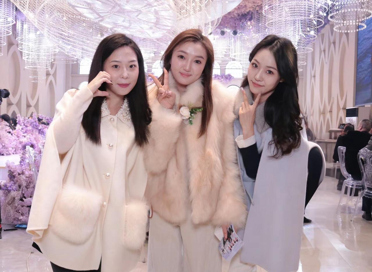参加女明星和男明星的婚礼。婚礼那天 新婚快乐